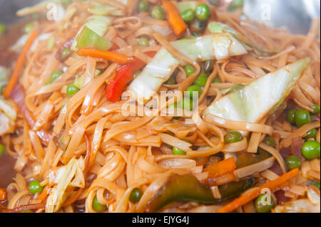 Gros plan du chow mein Légumes repas chinois sur l'affichage à un buffet de l'hôtel Banque D'Images