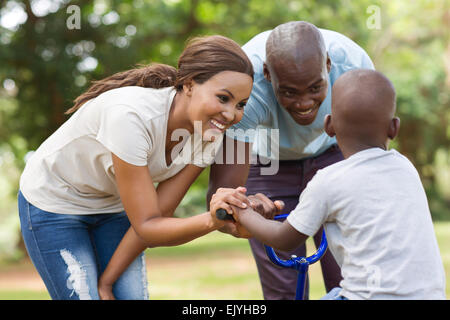 Cheerful African family having fun together at park Banque D'Images