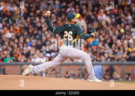 San Francisco, CA. 2ème apr 2015. Oakland Athletics Pitcher Scott Kasmir (26) emplacements la balle au cours de la MLB match entre les Giants de San Francisco et d'Oakland Athletics à AT&T Park à San Francisco, CA. Crédit photo : Stan Szeto/CSM/Alamy Live News Banque D'Images