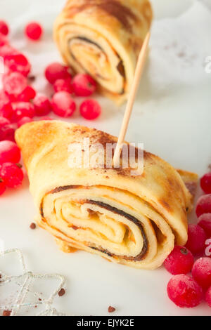 Crêpes roulées avec groseille. Banque D'Images