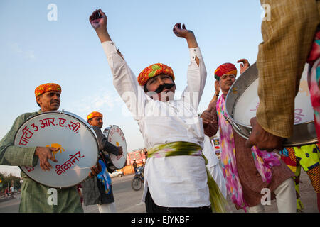 Danseurs folkloriques Rajasthani célébrant la fête de Holi dans Bikaner Banque D'Images