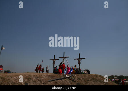 San Fernando, aux Philippines. 06Th avr, 2015. Ruben Enaje, au cross, sur sa 30e année comme Jésus Christ pendant la Crucifixion du vendredi saint rites à Cutud, San Fernando, Pampanga. Crédit : J Gerard Seguia/Pacific Press/Alamy Live News Banque D'Images