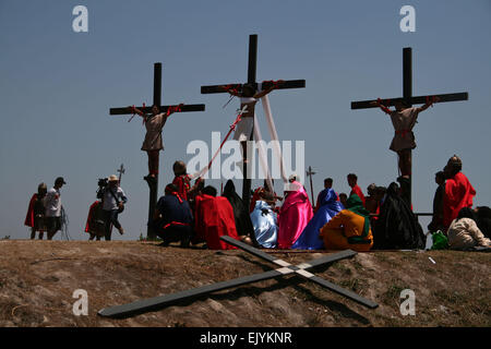 San Fernando, aux Philippines. 06Th avr, 2015. Ruben Enaje, au cross, sur sa 30e année comme Jésus Christ pendant la Crucifixion du vendredi saint rites à Cutud, San Fernando, Pampanga. Crédit : J Gerard Seguia/Pacific Press/Alamy Live News Banque D'Images