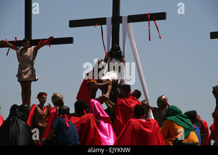 San Fernando, aux Philippines. 06Th avr, 2015. Trente ans, Ruben Enaje vétéran crucifixion est abaissée après avoir été clouée sur la croix au cours de la Crucifixion du vendredi saint rites à Cutud, San Fernando, Pampanga. Crédit : J Gerard Seguia/Pacific Press/Alamy Live News Banque D'Images