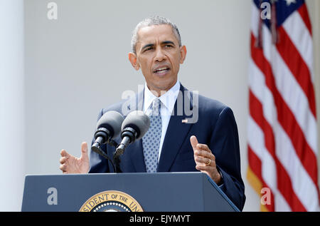 Washington, DC. 2ème apr 2015. Le président des États-Unis, Barack Obama fait une déclaration après l'annonce de l'Iran et six puissances mondiales et l'accord sur les grandes lignes d'un accord qui ouvrirait la voie à une phase finale des négociations de la conférence de presse de la Maison Blanche le 2 avril 2015 à Washington, DC. Crédit : Olivier Douliery/Piscine via CNP - PAS DE SERVICE DE FIL - Crédit : dpa/Alamy Live News Banque D'Images