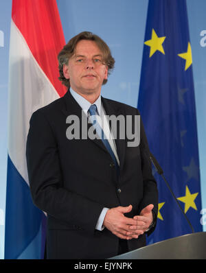 Berlin, Allemagne. Mar 25, 2015. Ministre des affaires étrangères des Pays-Bas, Bert Koenders, fournit une déclaration de Berlin, Allemagne, 25 mars 2015. Il s'est rendu à Berlin pour rencontrer son homologue allemand Frank-Walter Steinmeier. Photo : Lukas Schulze/dpa/Alamy Live News Banque D'Images