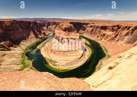 Horsehoe Bend est un jalon dans le désert près de Page, AZ. La formation géologique est causée par la rivière Colorado. Banque D'Images