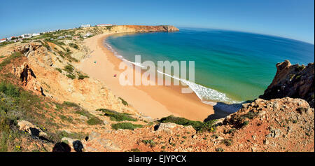 Le Portugal, l'Algarve : le point de vue de l'œil de l'oiseau de la plage Praia da Mareta à Sagres Banque D'Images