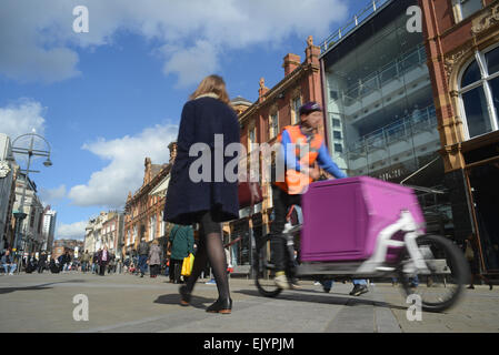 La livraison de colis par service de messagerie à vélo les gens des magasins Harvey Nichols par briggate leeds united kingdom Banque D'Images