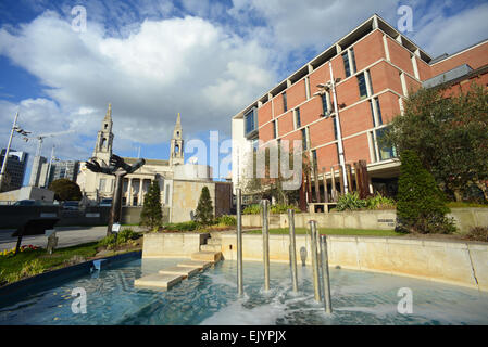 Fontaine en face de la Nelson Mandela gardens de la civic hall dans la ville de Leeds, Yorkshire UK Banque D'Images