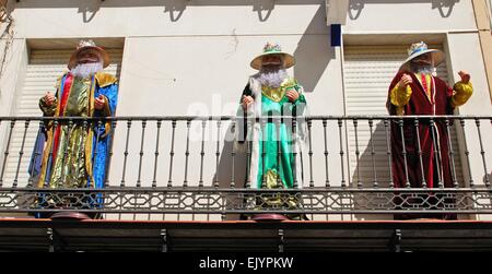 Lifesize modèles des trois rois (Los Reyes) sur un balcon, Aguilar de la Frontera, province de Cordoue, Andalousie, Espagne, Europe. Banque D'Images