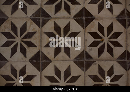 Carreaux de céramique à motifs au Wat Chaloem Phra Kiat, Nonthaburi, Thaïlande. Banque D'Images