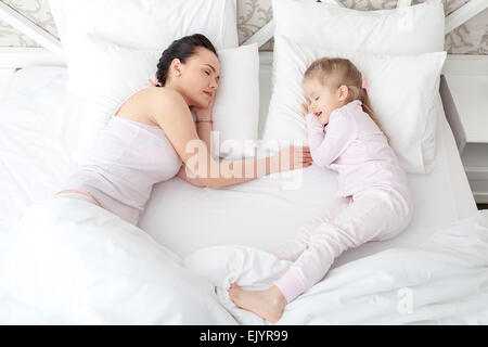 Mère et fille au lit Banque D'Images