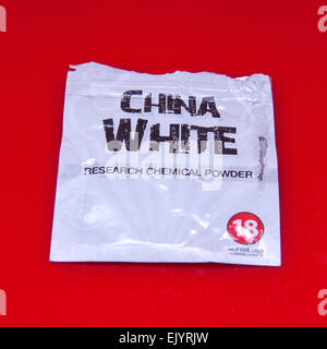Sachet de Chine un blanc haut juridique étiqueté comme une poudre chimique de recherche. Banque D'Images