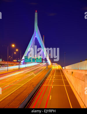 Boston Zakim bridge coucher du soleil à Bunker Hill Massachusetts USA Banque D'Images