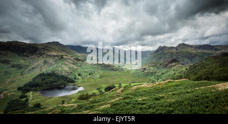 Lingmoor tomba sur la recherche à travers de la grande vallée de Langdale. Banque D'Images