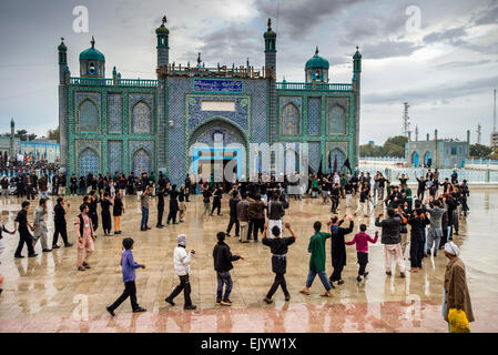 Les gens rassemblés dans le sanctuaire de Ali le jour d'Achoura, dixième jour de Mouharram et la commémoration de la mort de Husayn ibn Ali, Mazar-i Sharif, Afghanistan Banque D'Images