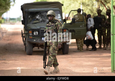 Garissa, Kenya. 06Th avr, 2015. Soldats gardent l'entrée du campus de l'Université Moi à Garissa, Kenya, Avril 03, 2015. Une journée de siège d'un campus de l'université du Kenya par des hommes armés ont tué et blessé 147 Jeudi 79, le ministre de l'intérieur Kenyan Joseph Nkaissery a dit. Sun Crédit : Ruibo/Xinhua/Alamy Live News Banque D'Images