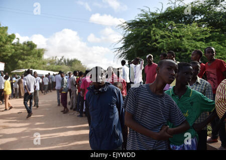 Garissa, Kenya. 06Th avr, 2015. Les gens attendent des nouvelles à l'extérieur de l'entrée du campus de l'Université Moi à Garissa, Kenya, Avril 03, 2015. Une journée de siège d'un campus de l'université du Kenya par des hommes armés ont tué et blessé 147 Jeudi 79, le ministre de l'intérieur Kenyan Joseph Nkaissery a dit. Sun Crédit : Ruibo/Xinhua/Alamy Live News Banque D'Images