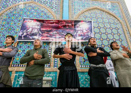 Les hommes prient pendant la journée d'Achoura, dixième jour de Mouharram et la commémoration de la mort de Husayn ibn Ali, Mazar-i Sharif, Afghanistan Banque D'Images