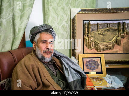 Atiqullah Ansari, imam de la mosquée d'Ali Shrine, assis à son cabinet pendant jour de Achoura, dixième jour de Mouharram et la commémoration de la mort de Husayn ibn Ali, Mazar-i Sharif, Afghanistan Banque D'Images