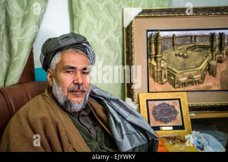 Atiqullah Ansari, imam de la mosquée d'Ali Shrine, assis à son cabinet pendant jour de Achoura, dixième jour de Mouharram et la commémoration de la mort de Husayn ibn Ali, Mazar-i Sharif, Afghanistan Banque D'Images