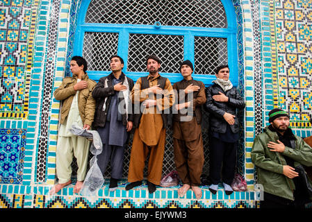 Les hommes prient pendant la journée d'Achoura, dixième jour de Mouharram et la commémoration de la mort de Husayn ibn Ali, Mazar-i Sharif, Afghanistan Banque D'Images