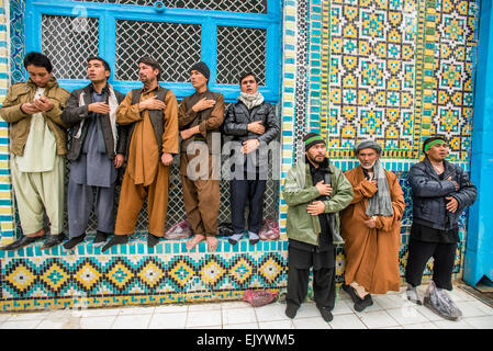 Les hommes prient pendant la journée d'Achoura, dixième jour de Mouharram et la commémoration de la mort de Husayn ibn Ali, Mazar-i Sharif, Afghanistan Banque D'Images