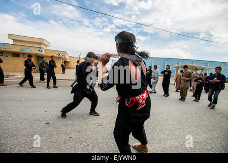 Les musulmans chiites eux-mêmes flagellés pendant street procession dans le jour d'Achoura, dixième jour de Mouharram et la commémoration de la mort de Husayn ibn Ali, Mazar-i Sharif, Afghanistan Banque D'Images