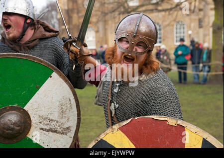 Gros plan de l'homme en costume Vikings et Anglo Saxons au Jorvik Viking Festival York North Yorkshire Angleterre Royaume-Uni Grande-Bretagne Banque D'Images