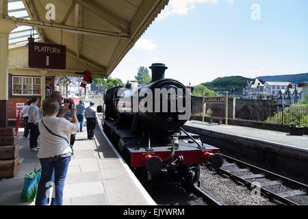 Un train à vapeur quitte sur le manomètre standard Llangollen heritage railway sous Banque D'Images
