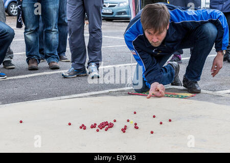 Crawley, West Sussex, UK. 06Th avr, 2015. Championnat du monde de billes tenue à la Pub dans le Greyhound West Sussex Crawly Crédit : Steve Fisher/Alamy Live News Banque D'Images