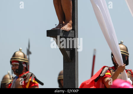 Ruben Enaje's pieds est cloué sur la croix de la crucifixion de Jésus Christ dans Cutud, Pampanga le Vendredi saint, le 3 avril 2015. Bien que fortement déconseillée par l'église catholique, la tradition annuelle continue à attirer des centaines de participants et les touristes. Photo par Mark Cristino est cloué sur la croix de la crucifixion de Jésus Christ dans Cutud, Pampanga, le Vendredi saint. Bien que fortement déconseillée par l'église catholique, la tradition annuelle continue à attirer des centaines de participants et les touristes. (Photo par Mark Cristino/Pacific Press) Banque D'Images