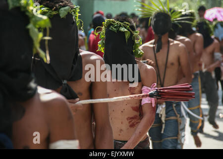 San Fernando, aux Philippines. 06Th avr, 2015. Flagellants à pied les rues de Cutud sur leur façon de la cathédrale San Fernando à prier au cours de la célébration du Vendredi Saint à Pampanga, au nord de Manille. Crédit : J Gerard Seguia/Pacific Press/Alamy Live News Banque D'Images