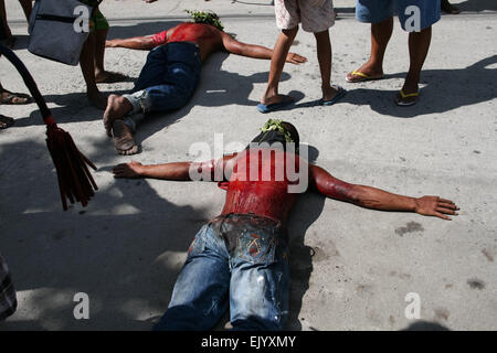 San Fernando, aux Philippines. 06Th avr, 2015. Flagellantss étendu sur le ciment chaud, au milieu de la rue, menant à la cathédrale San Fernando au cours de la célébration du Vendredi Saint à Pampanga, au nord de Manille. Crédit : J Gerard Seguia/Pacific Press/Alamy Live News Banque D'Images