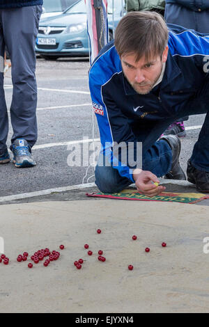 Crawley, West Sussex, UK, 06th avr, 2015. Championnat du monde de billes tenue à la Pub dans le Greyhound West Sussex Crawly Crédit : Steve Fisher/Alamy Live News Banque D'Images