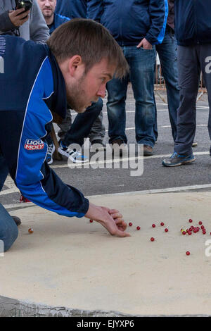 Crawley, West Sussex, UK, 06th avr, 2015. Championnat du monde de billes tenue à la Pub dans le Greyhound West Sussex Crawly Crédit : Steve Fisher/Alamy Live News Banque D'Images