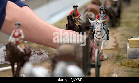 Festung Koenigstein, Allemagne. 24Th Mar, 2015. Figurines britanniques craftsman et propriétaire de miniatures vernaculaire, Paul Wells, travaillant sur un modèle de pièce, qui fait partie de la nouvelle exposition permanente de miniatures dans 'lapide regis -- Auf dem Stein des Koenigs' à Festung Koenigstein, Allemagne, 24 mars 2015. L'exposition sera officiellement inaugurée le 1 mai 2015. Photo : Arno Burgi/dpa/Alamy Live News Banque D'Images