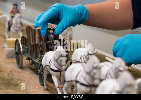 Festung Koenigstein, Allemagne. 24Th Mar, 2015. Figurines britanniques craftsman et propriétaire de miniatures vernaculaire, Paul Wells, travaillant sur un modèle de pièce, qui fait partie de la nouvelle exposition permanente de miniatures dans 'lapide regis -- Auf dem Stein des Koenigs' à Festung Koenigstein, Allemagne, 24 mars 2015. L'exposition sera officiellement inaugurée le 1 mai 2015. Photo : Arno Burgi/dpa/Alamy Live News Banque D'Images