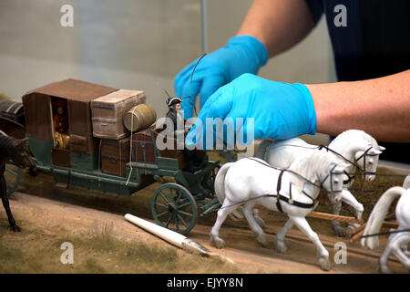 Festung Koenigstein, Allemagne. 24Th Mar, 2015. Figurines britanniques craftsman et propriétaire de miniatures vernaculaire, Paul Wells, travaillant sur un modèle de pièce, qui fait partie de la nouvelle exposition permanente de miniatures dans 'lapide regis -- Auf dem Stein des Koenigs' à Festung Koenigstein, Allemagne, 24 mars 2015. L'exposition sera officiellement inaugurée le 1 mai 2015. Photo : Arno Burgi/dpa/Alamy Live News Banque D'Images