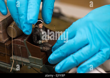 Festung Koenigstein, Allemagne. 24Th Mar, 2015. Figurines britanniques craftsman et propriétaire de miniatures vernaculaire, Paul Wells, travaillant sur un modèle de pièce, qui fait partie de la nouvelle exposition permanente de miniatures dans 'lapide regis -- Auf dem Stein des Koenigs' à Festung Koenigstein, Allemagne, 24 mars 2015. L'exposition sera officiellement inaugurée le 1 mai 2015. Photo : Arno Burgi/dpa/Alamy Live News Banque D'Images