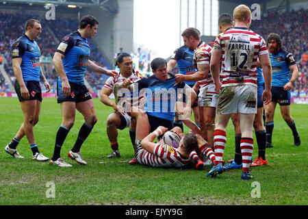 Wigan, UK. 06Th avr, 2015. Super League Rugby. Wigan Warriors contre St Helens. Louie McCarthy-Scarsbrook de St Helens célèbre son crédit d'essayer : Action Plus Sport/Alamy Live News Banque D'Images