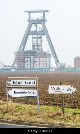 Salzgitter, Allemagne. Feb 17, 2015. Signes en face de l'Schacht Konrad site d'enfouissement de déchets nucléaires dans la région de Salzgitter, Allemagne, 17 février 2015. Un dépôt de déchets nucléaires est en cours de construction à l'ancienne mine de minerai de fer. 303 000 mètres cubes de déchets radioactifs de moyenne et est autorisé à être éliminé, il y à une profondeur d'environ 1000 mètres. Photo : Spata Ole/dpa/Alamy Live News Banque D'Images