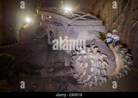 Salzgitter, Allemagne. Feb 17, 2015. Les mineurs à côté de la tête de forage d'un tunnelier dans l'Schacht Konrad site d'enfouissement de déchets nucléaires dans la région de Salzgitter, Allemagne, 17 février 2015. Un dépôt de déchets nucléaires est en cours de construction à l'ancienne mine de minerai de fer. 303 000 mètres cubes de déchets radioactifs de moyenne et est autorisé à être éliminé, il y à une profondeur d'environ 1000 mètres. Photo : Spata Ole/dpa/Alamy Live News Banque D'Images