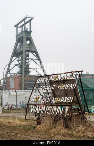 Salzgitter, Allemagne. Feb 17, 2015. Un signe par les militants anti-nucléaire, en face de l'Schacht Konrad site d'enfouissement de déchets nucléaires dans la région de Salzgitter, Allemagne, 17 février 2015. Un dépôt de déchets nucléaires est en cours de construction à l'ancienne mine de minerai de fer. 303 000 mètres cubes de déchets radioactifs de moyenne et est autorisé à être éliminé, il y à une profondeur d'environ 1000 mètres. Photo : Spata Ole/dpa/Alamy Live News Banque D'Images