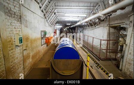 Salzgitter, Allemagne. Feb 17, 2015. Le baril dans l'Schacht Konrad site d'enfouissement de déchets nucléaires dans la région de Salzgitter, Allemagne, 17 février 2015. Un dépôt de déchets nucléaires est en cours de construction à l'ancienne mine de minerai de fer. 303 000 mètres cubes de déchets radioactifs de moyenne et est autorisé à être éliminé, il y à une profondeur d'environ 1000 mètres. Photo : Spata Ole/dpa/Alamy Live News Banque D'Images