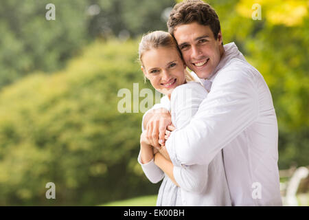 Portrait of cute young couple hugging outdoors Banque D'Images