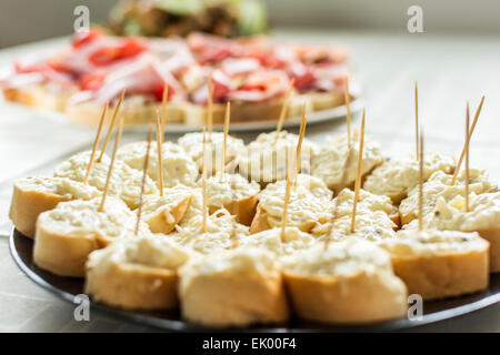 Canapés d'ail et fromage sur la plaque noire Banque D'Images