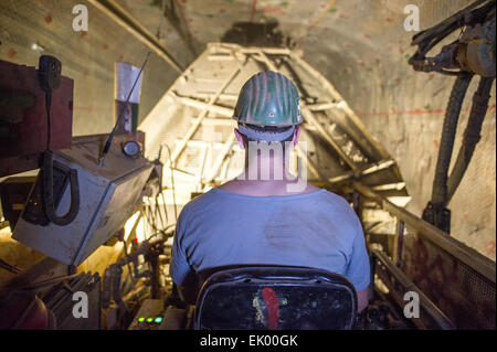 Salzgitter, Allemagne. Feb 17, 2015. Un mineur à la commande d'un tunnelier dans l'Schacht Konrad site d'enfouissement de déchets nucléaires dans la région de Salzgitter, Allemagne, 17 février 2015. Un dépôt de déchets nucléaires est en cours de construction à l'ancienne mine de minerai de fer. 303 000 mètres cubes de déchets radioactifs de moyenne et est autorisé à être éliminé, il y à une profondeur d'environ 1000 mètres. Photo : Spata Ole/dpa/Alamy Live News Banque D'Images