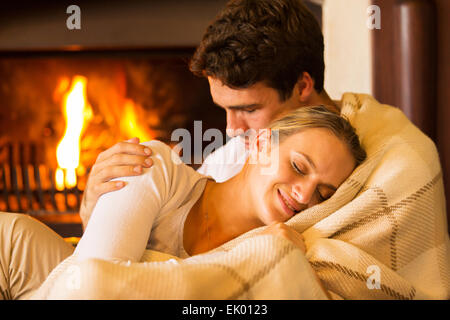 Beau couple relaxing at home sur une froide journée d'hiver Banque D'Images